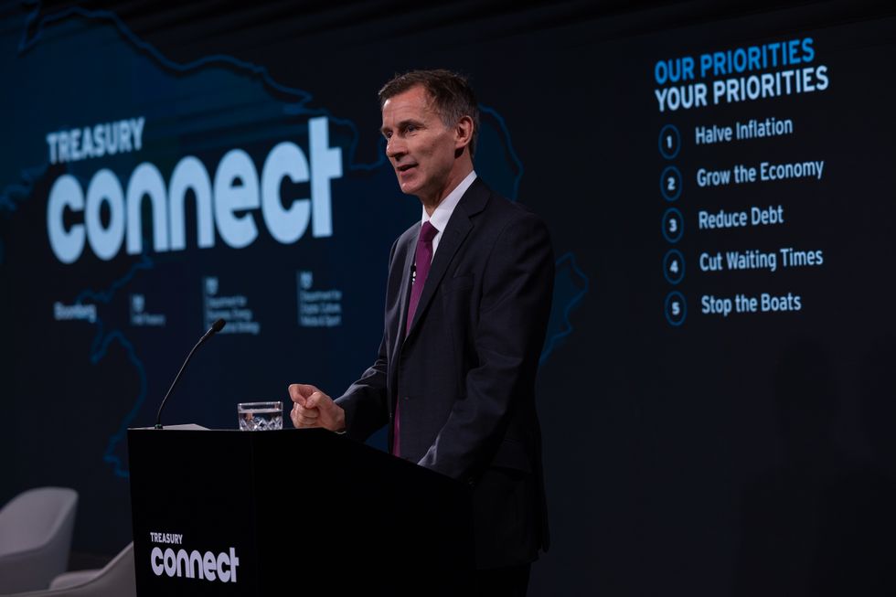 27/01/2023. London, United Kingdom. The Chancellor of the Exchequer Jeremy Hunt hosts a Treasury Connect at Bloomberg HQ in London and is joined by Secretary of State for Business, Energy and Industrial Strategy Grant Shapps and Secretary of State for Digital, Culture, Media and Sport Michelle Donelan. Picture by Simon Walker / No 10 Downing Street