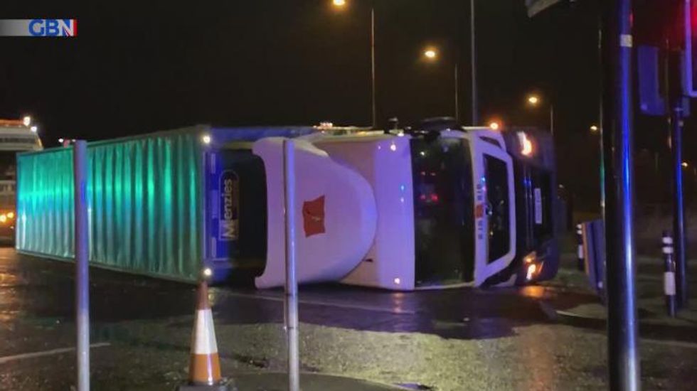 Storm Arwen: Three killed as 100mph gusts cause major disruption