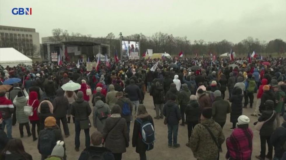 Covid: Thousands protest against restrictions in Czech capital
