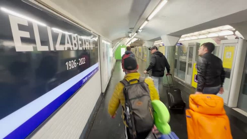 6347WD-BRITAIN-ROYALS_QUEEN_PARIS_METRO_O_