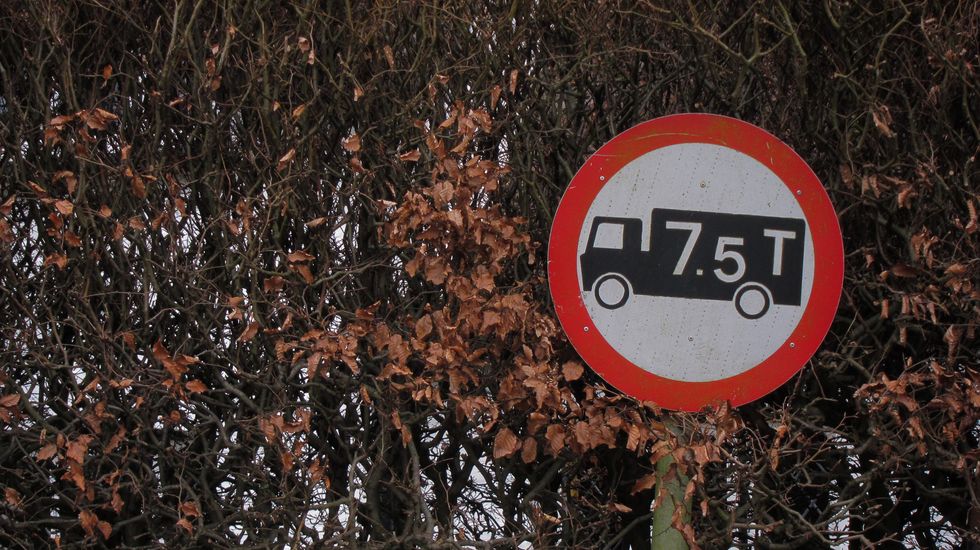 7.5 tonne HGV restriction sign