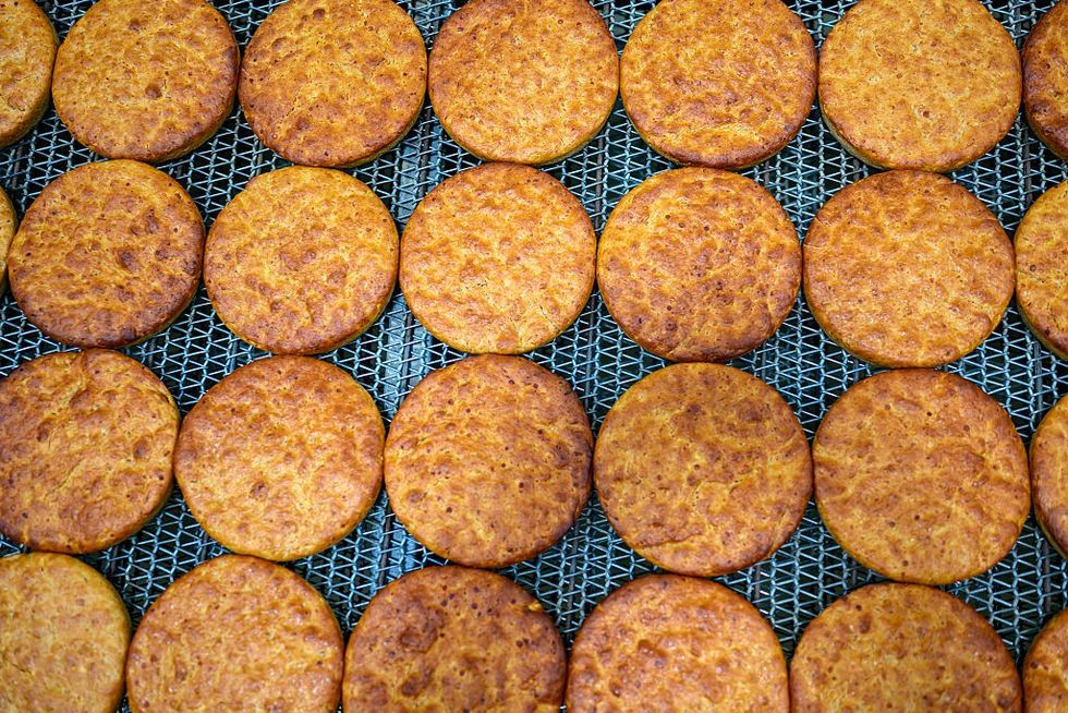A batch of freshly \u200bcooked Kulluoba breads,