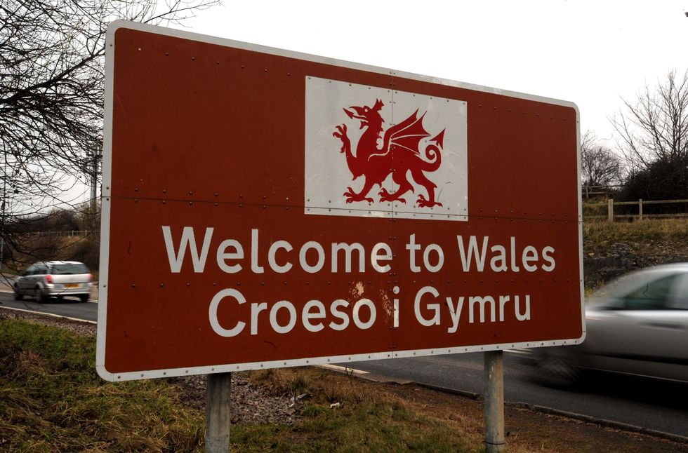 A bilingual road sign at Chepstow