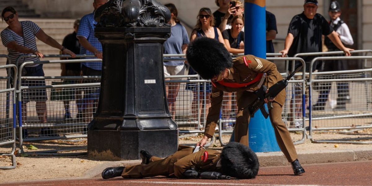 NextImg:UK hot weather alert in place as soldier FAINTS during Mall procession rehearsal