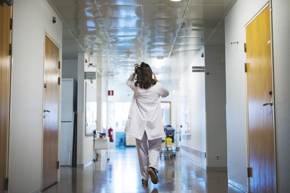 A female doctor in a corridoor