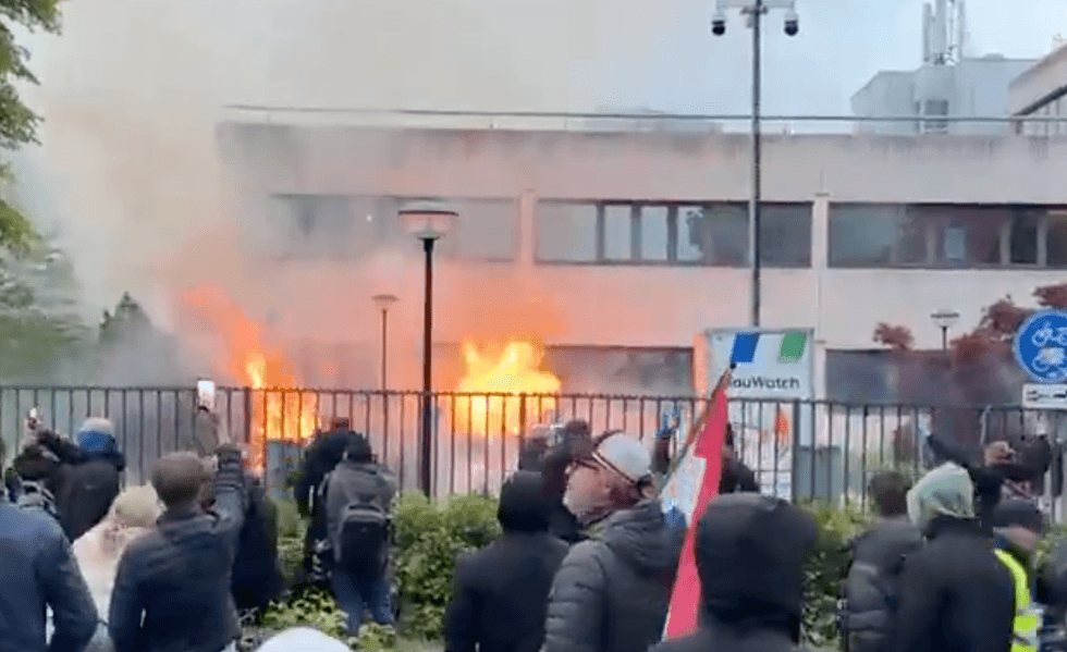 Huge fire breaks out at emergency shelter housing asylum seekers in Netherlands