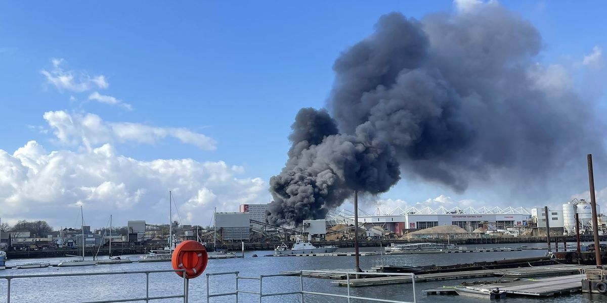 NextImg:Southampton fire: Major blaze just metres from St Mary's football stadium as huge plumes of smoke fill the air
