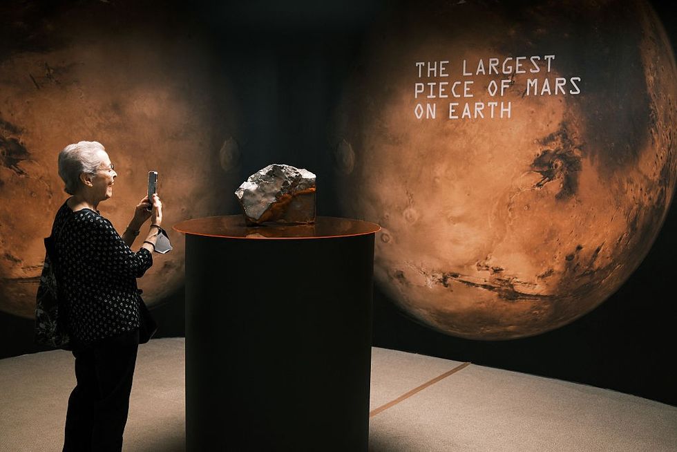 A lady takes a photo of the meteorite\u200b