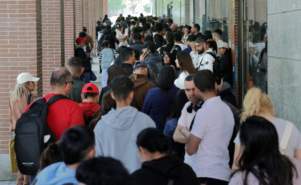 Uma longa fila de migrantes em frente ao edifício da Comissão Espanhola de Assistência aos Refugiados