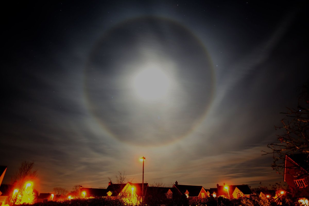 A lunar halo