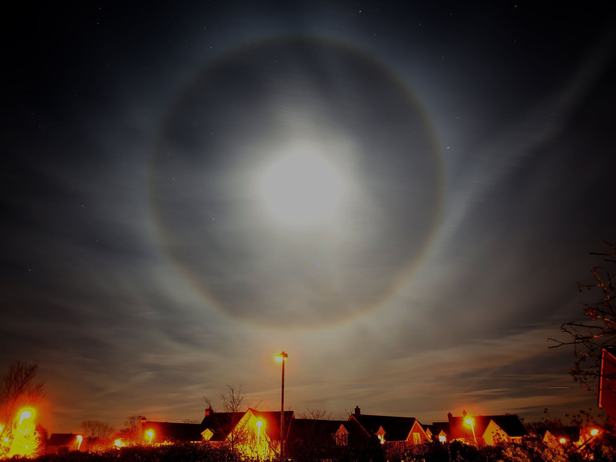 A lunar halo