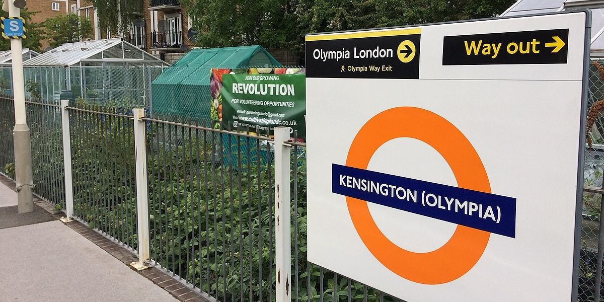 NextImg:Kensington Olympia tube station 'major incident' declared as 'man on roof lobs items onto track'