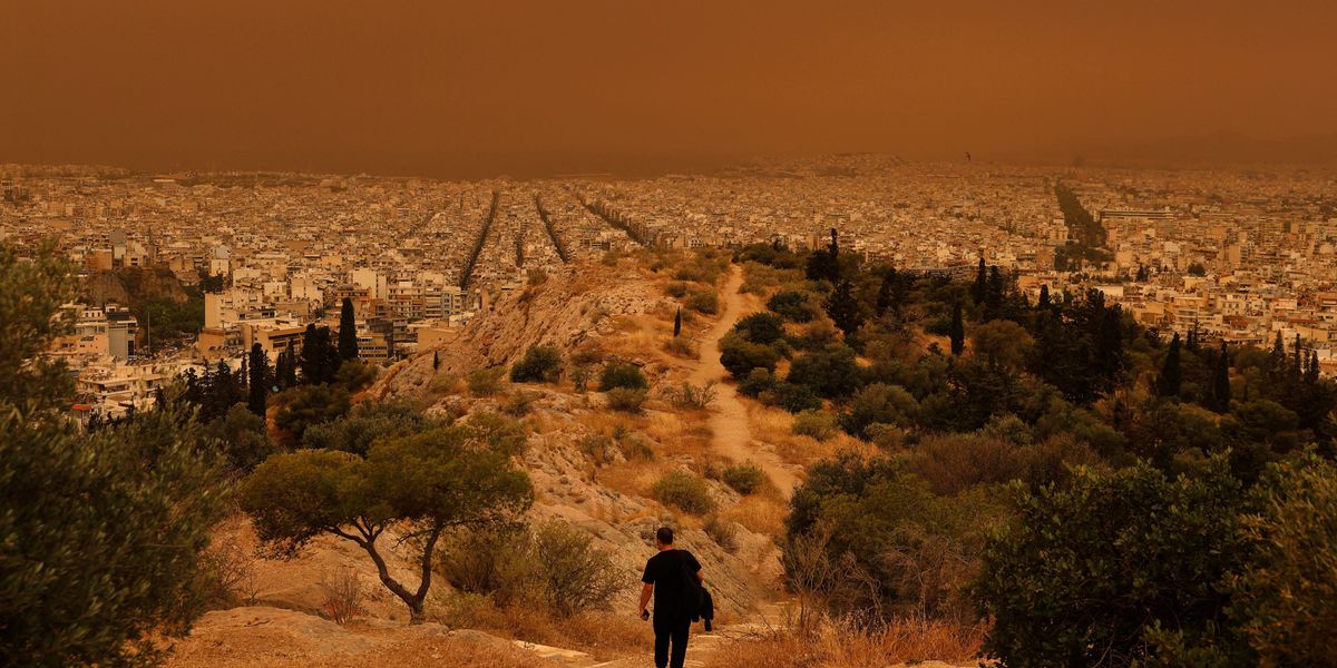 NextImg:Orange Sahara dust swallows Athens in orange haze: Incredible pictures