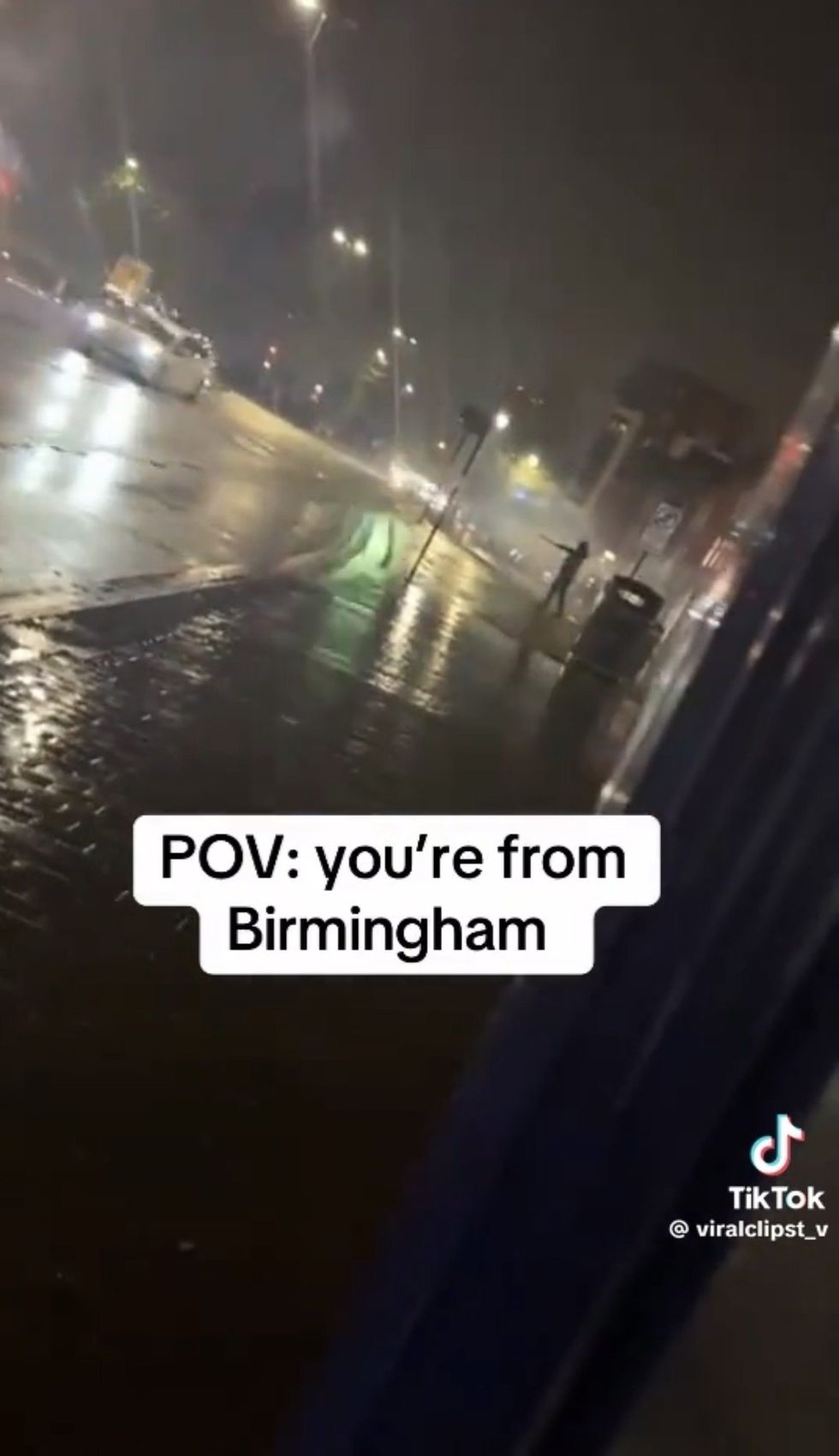 Osoba údajně střílí ohňostroj směrem k autobusu