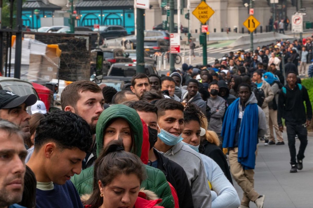Migrant crisis: Chicago revolts against 'sanctuary city' status in new ...
