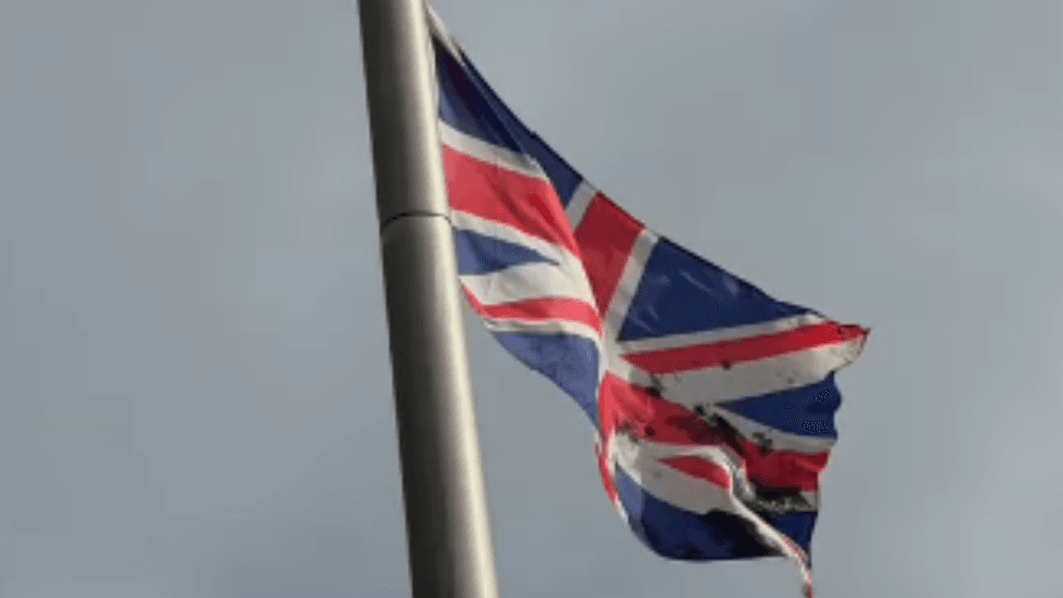Union Jack coberta de tinta preta