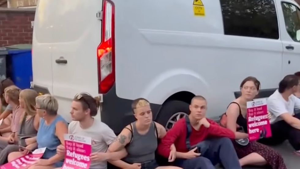 Activists prevent the vehicle of the immigration authorities from leaving.