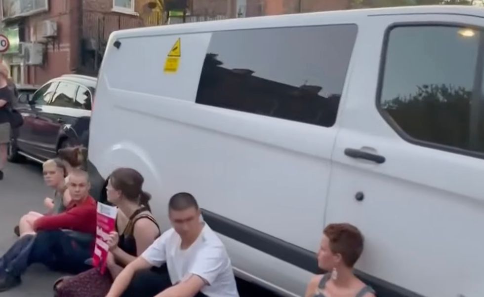 Activists prevent the vehicle of the immigration authorities from leaving.