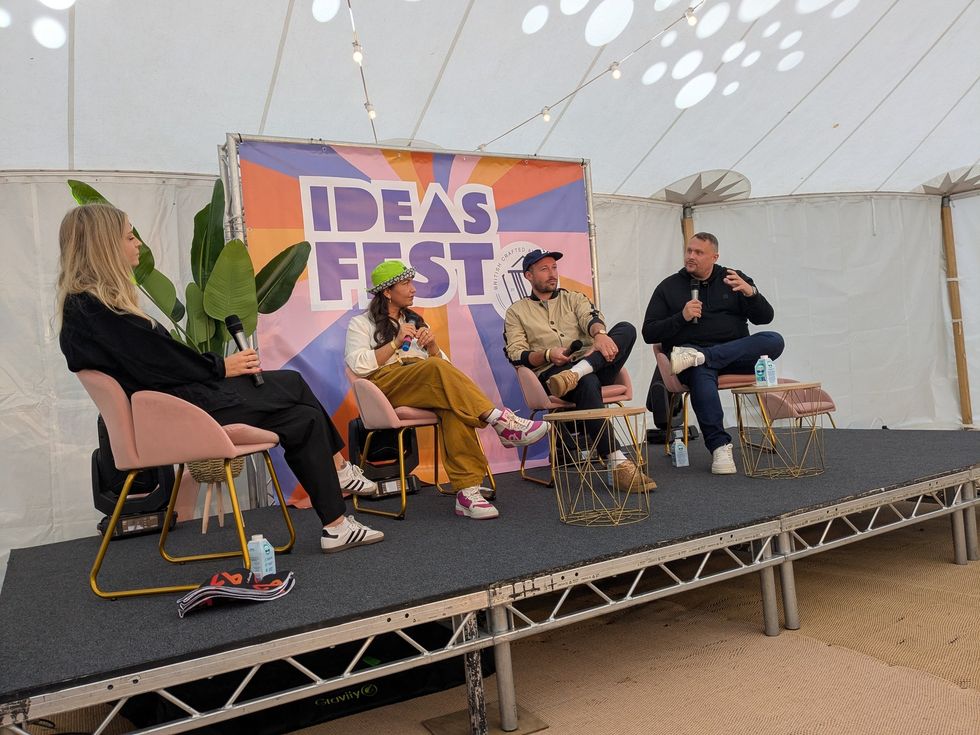 Adam Herbrett mluví na firemní akci