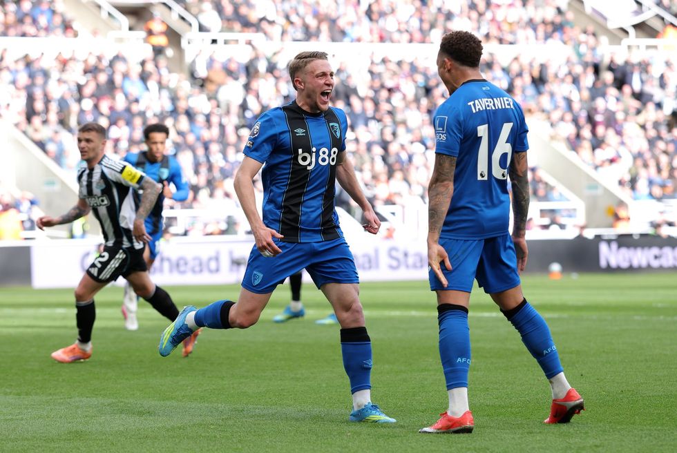 Adrien Truffert comemora seu gol no final do Bournemouth contra o Newcastle