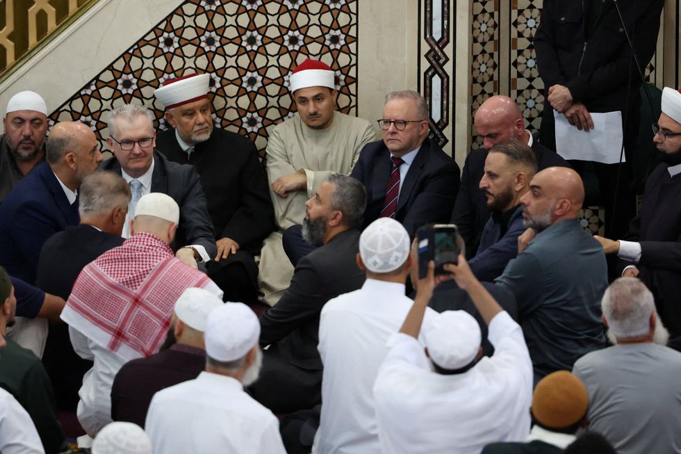 Albanese at mosque