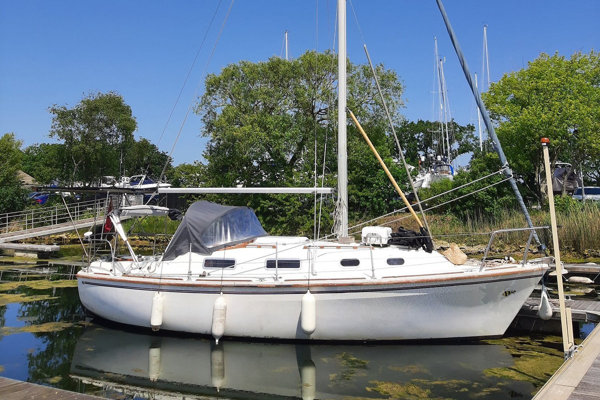 Albanian migrant-carrying yacht