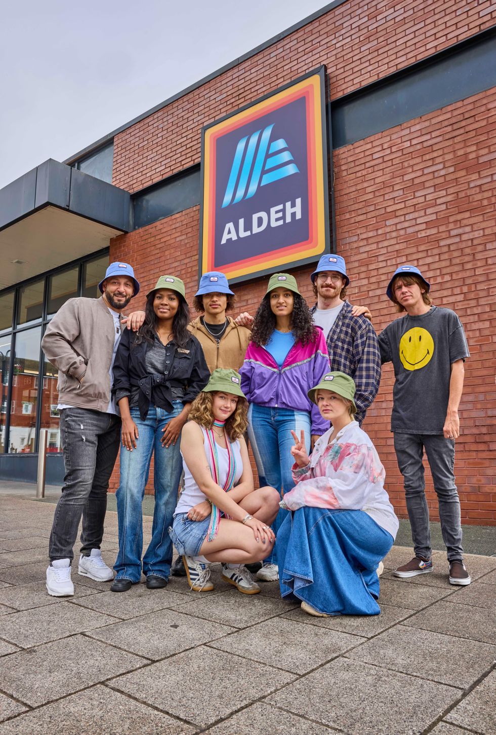 Compradores aldi em chapéus de balde de Adania
