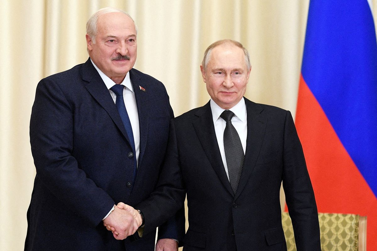 Alexander Lukashenko and Vladimir Putin shake hands