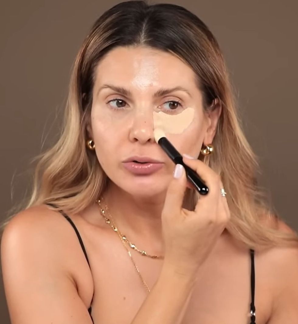 Ali Andreea applying concealer in 'V' shape