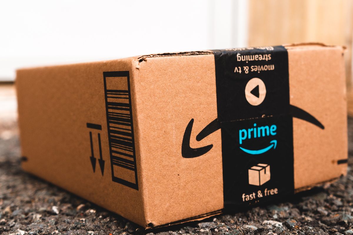 Amazon parcel (stock)