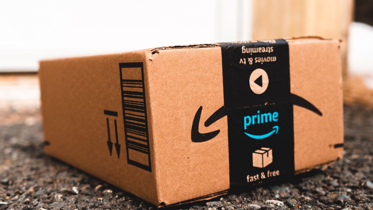Amazon parcel (stock)