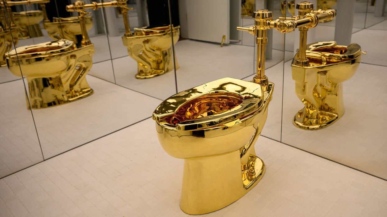 'America' gold toilet sculpture