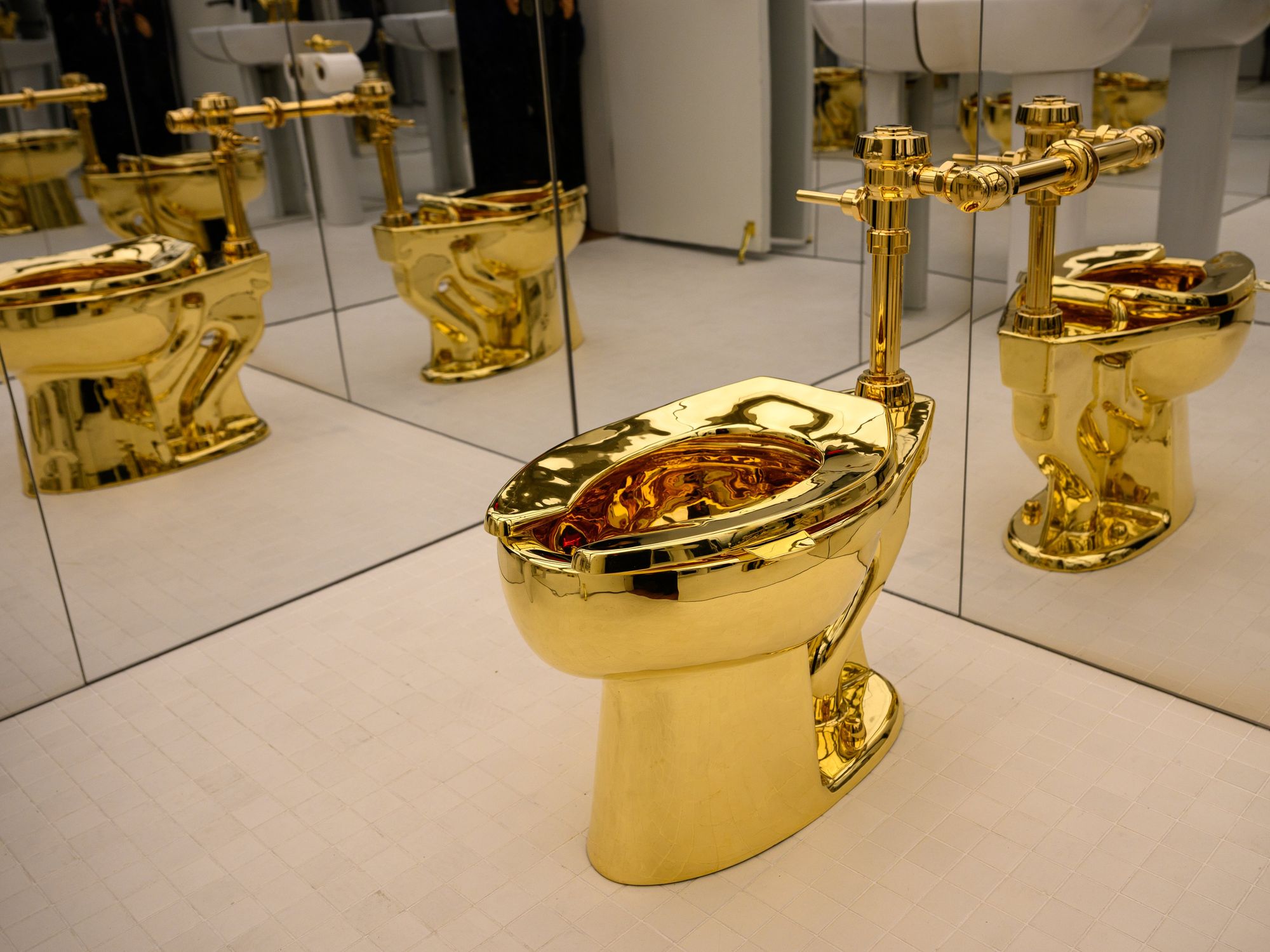 'America' gold toilet sculpture