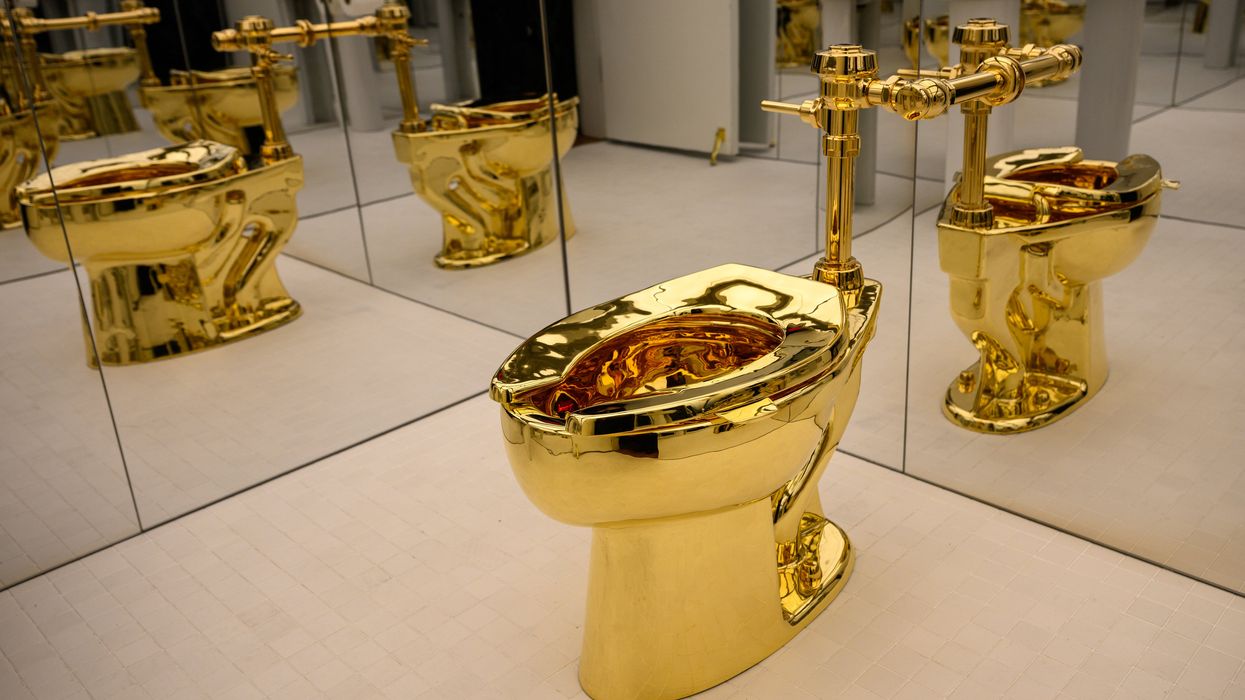 'America' gold toilet sculpture