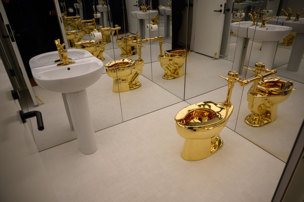 'America' gold toilet sculpture