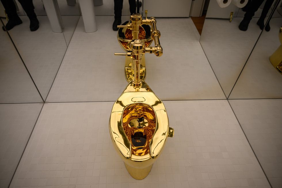 'America' gold toilet sculpture