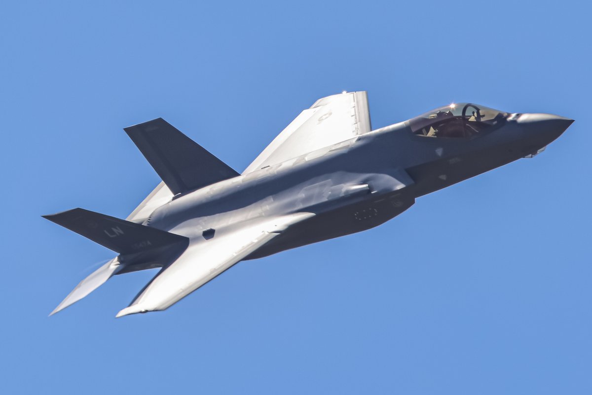 An American F-35 flying over Paris