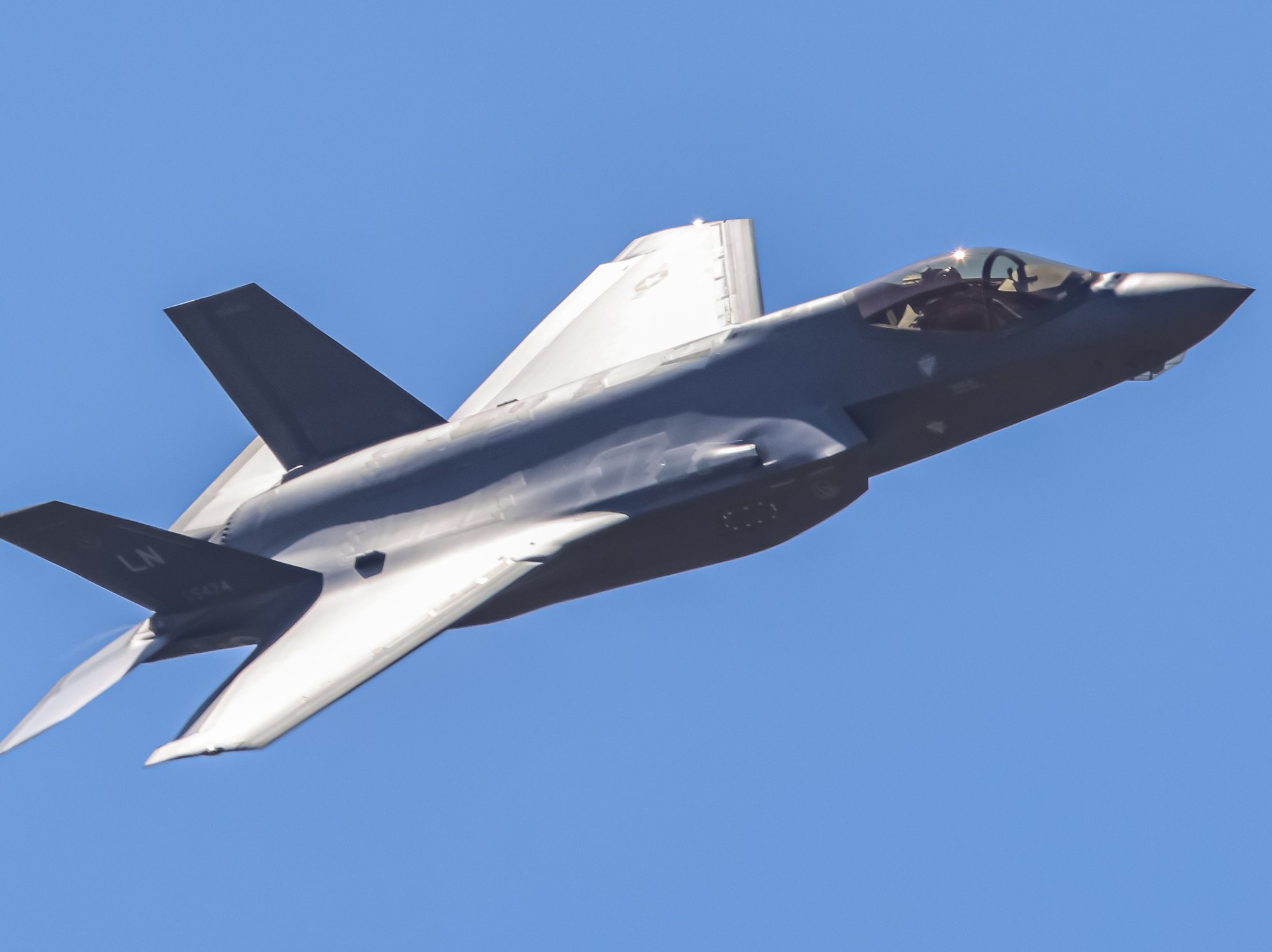 An American F-35 flying over Paris