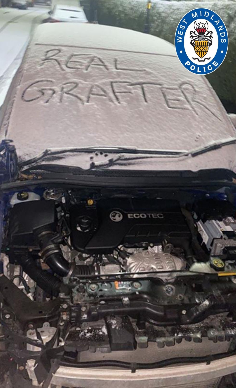 Um exemplo de carro desmontado pela dupla