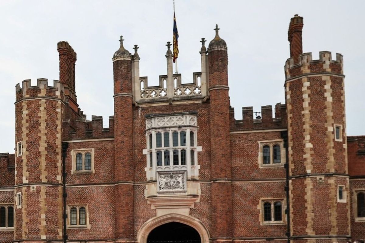 An image of a Ulez sign (left) and Hampton Court Palace (right)