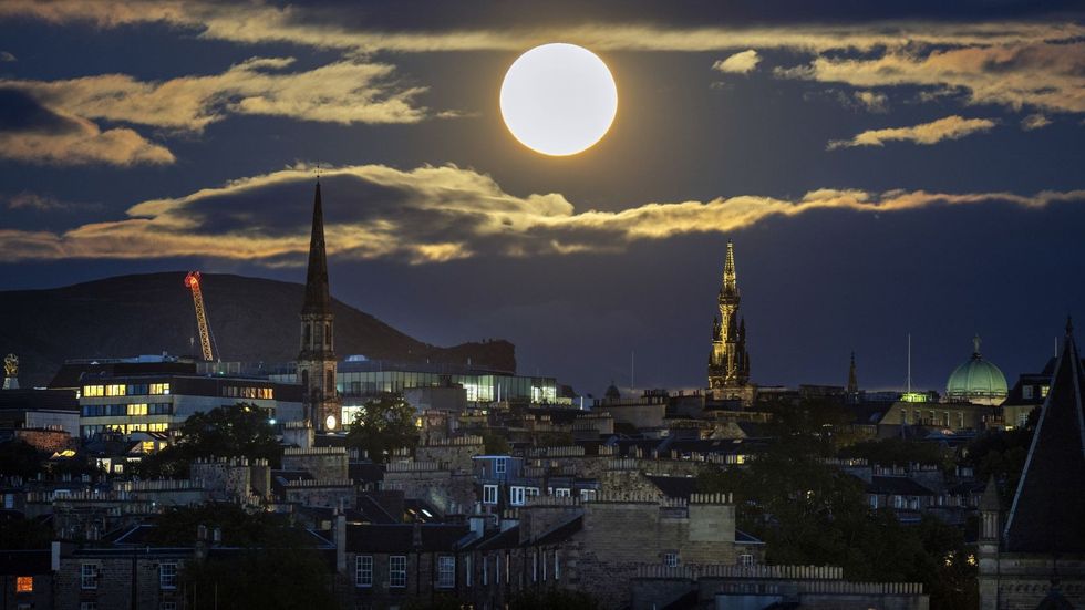 An image of the super blue moon over Edinburgh