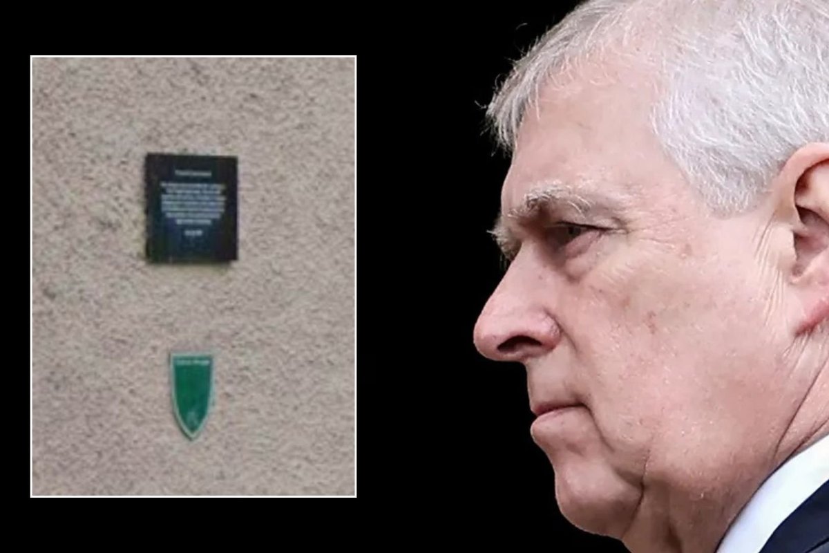 Andrew Mountbatten-Windsor, plaque