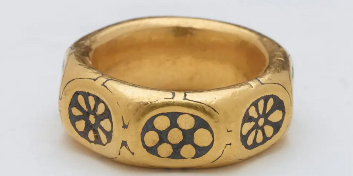 NextImg:Police launch manhunt for mental detectorist thief who stole £3m hoard of Viking gold