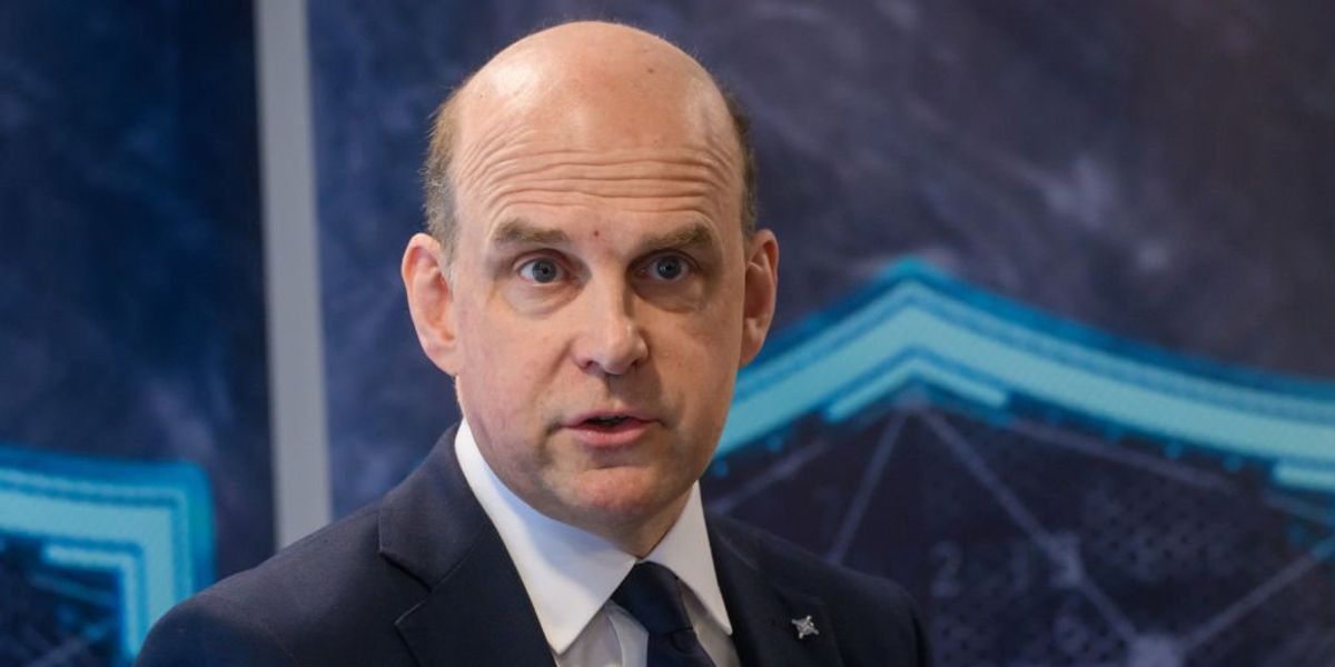 Britain’s bungling Nato envoy, 55, told to stop relationship with intern, 29, at official residence Britain’s bungling Nato envoy, 55, told to stop relationship with intern, 29, at official residence