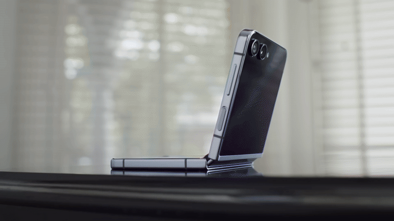 animated gif showing samsung foldables being snapped shut
