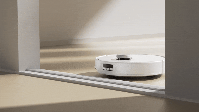 animated gif showing the roborock Qrevo Curv climbing over a 4cm threshold
