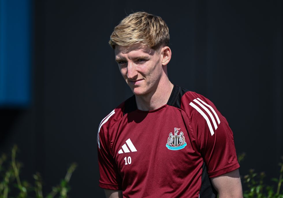 Anthony Gordon Everton transfer news