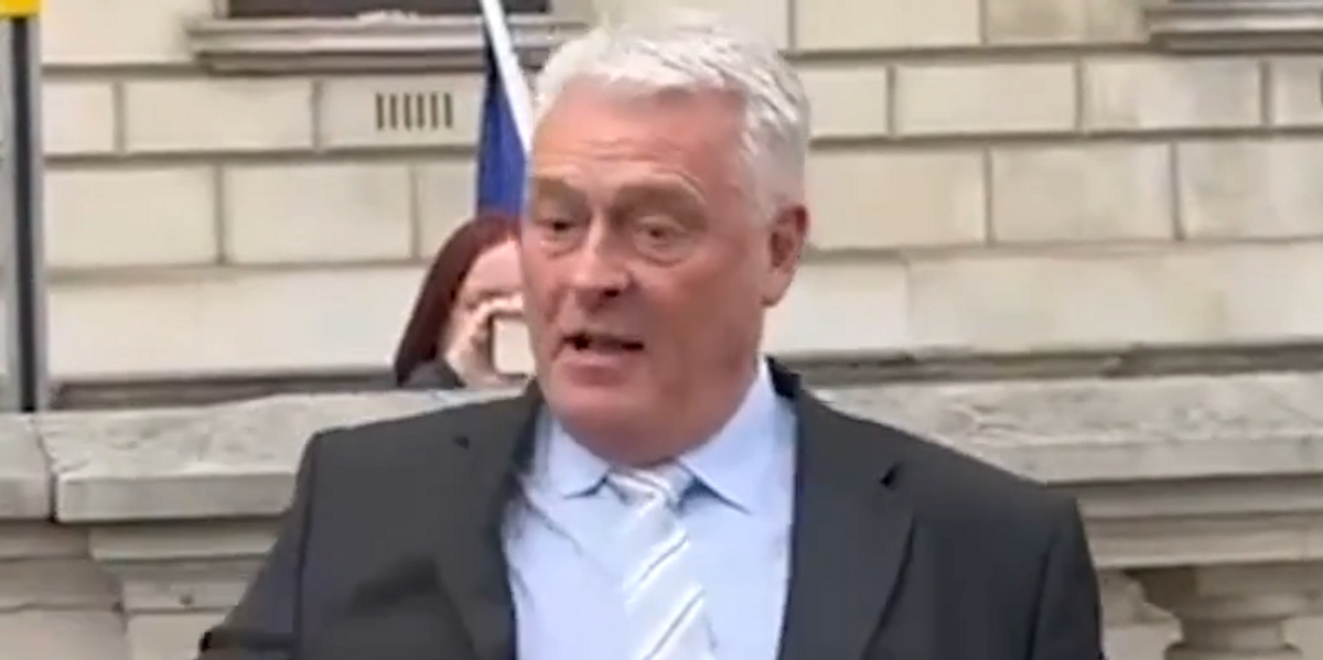 NextImg:Watch as Lee Anderson gets involved in SCUFFLE with Anti-Brexit Campaigner Steve Bray