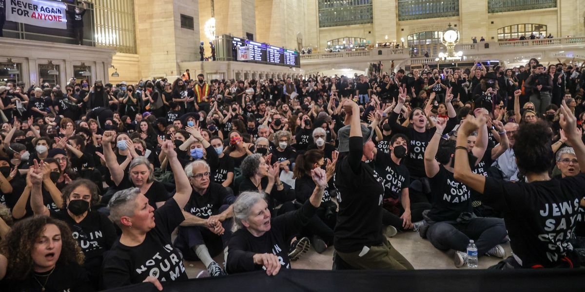 NextImg:Anti-war protesters storm Grand Central as station SHUT DOWN