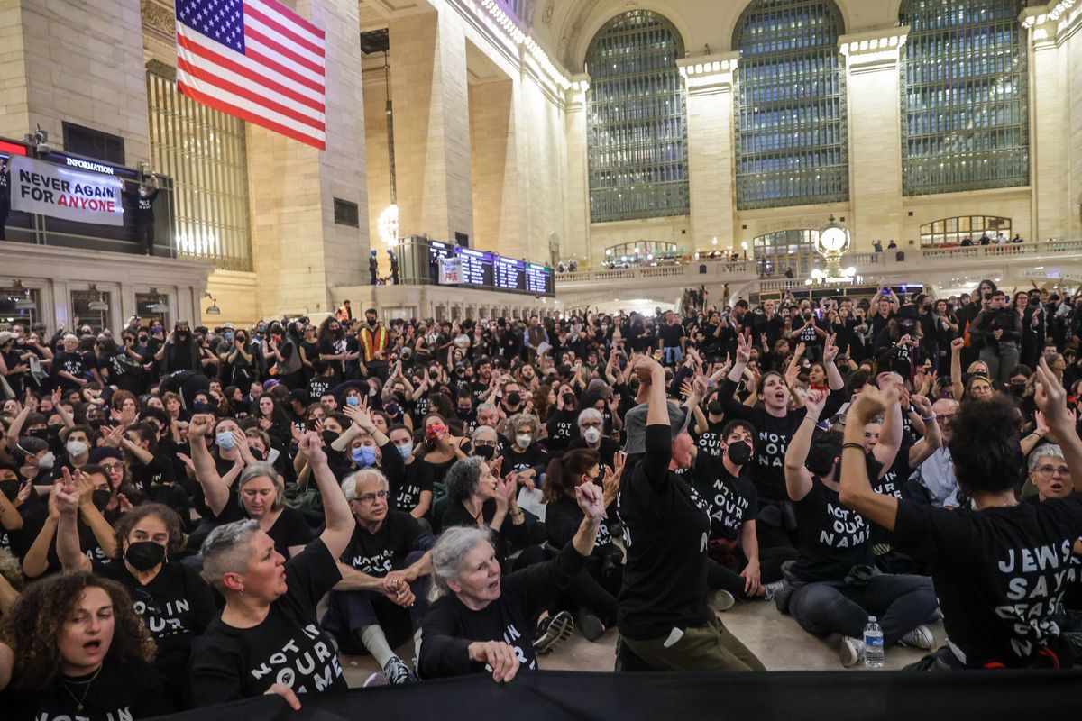 Anti war protesters storm Grand Central as station SHUT DOWN Hundreds Anti war protesters storm Grand Central as station SHUT DOWN Hundreds